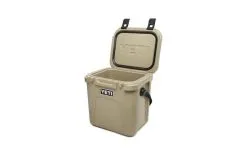 YETI - Roadie 24, Tan -Sikkerhetsutstyr Salg 200259 Roadie 24 Campaign Website Assets DesertTan Quarter Open 1680x1204 e930c525 2c9c 46af b043 1edaaf21ff1a 1024x1024 2x